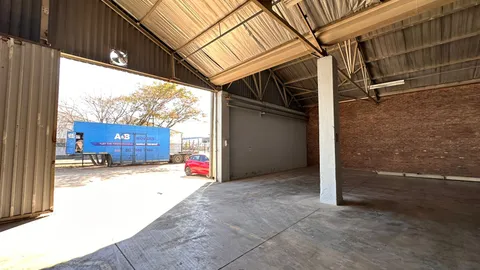 4 Vereeniging Road, Alrode has a 1600m² Warehouse Available TO Let (11)